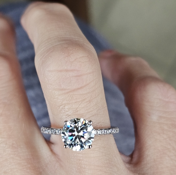 GRA Certified 2 Carat Moissanite Ring 18k/925 Ring Size 7. Watch Video! - Picture 15 of 16